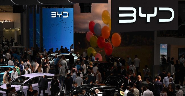 Lo stad BYD all’International Motor Show (IAA) di Monaco di Baviera, in settembre. (Photo by CHRISTOF STACHE / AFP)