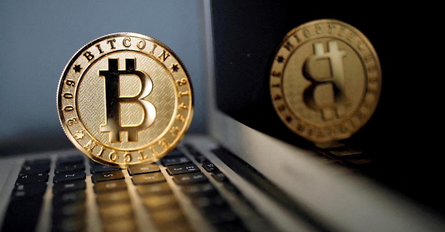 Bitcoin vola oltre i 45mila dollari. Conto alla rovescia per l’Etf a Wall Street