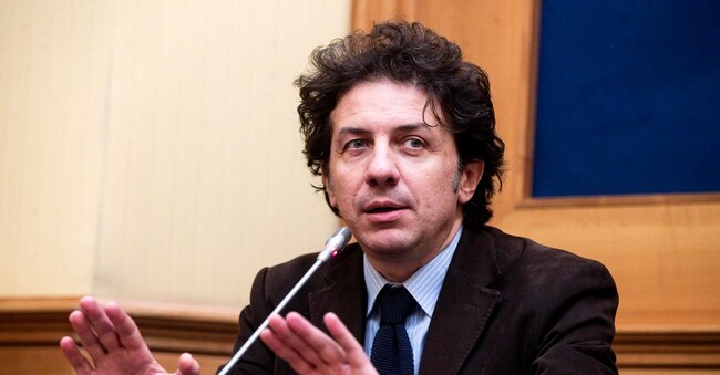 Marco Cappato durante la conferenza stampa dellÃ?Associazione Luca Coscioni sullÃ?autodenunci per il supportato al suicidio assistito di Sibilla Barbieri in Svizzera, presso la sala stampa della Camera dei Deputati, Roma, 08 novembre 2023. ANSA/ANGELO CARCONI