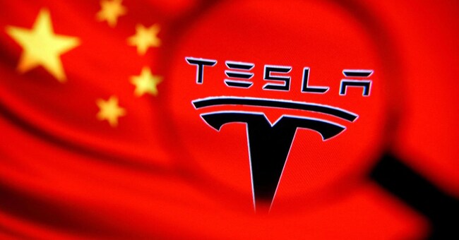 La bandiera cinese e il logo Tesla. REUTERS/Dado Ruvic/Illustration/File Photo