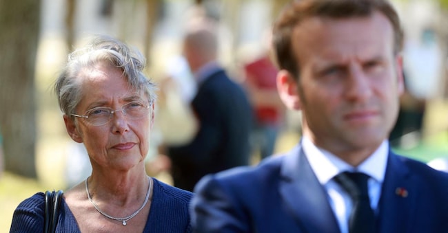 Il primo ministro francese Elisabeth Borne (L) e il presidente francese Emmanuel Macron al castello di Chambord, durante una visita sul tema dei “campi estivi di apprendimento”. Il primo ministro francese Elisabeth Borne ha rassegnato le dimissioni dal governo, il presidente francese Emmanuel Macron le ha accettate, annunciando la presidenza l’8 gennaio 2024. (Foto di Ludovic Marin / POOL / AFP)