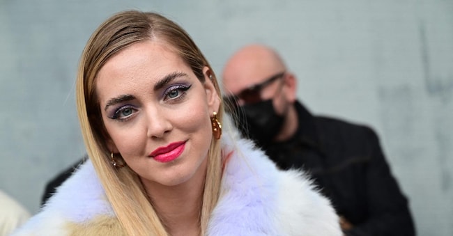 Italian blogger Chiara Ferragni poses prior to the Fendi catwalk show for the Women Fall/Winter 2022/2023 collection on the second day of the Milan Fashion Week in Milan on February 23, 2022. (Photo by MIGUEL MEDINA)