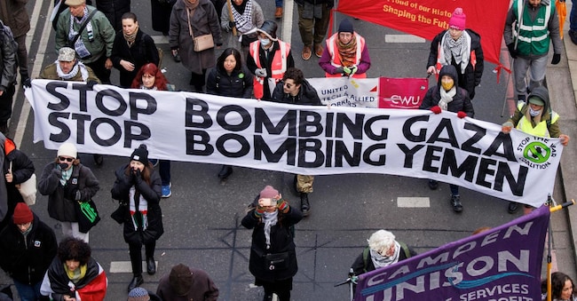 Manifestazione pro-palestinese nel centro di Londra, con slogan contro i bombardamenti di Usa e Gran Bretagna in Yemen