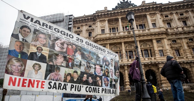 Famigliari delle vittime con le associazioni espongono foto e striscioni durante l'udienza alla Corte Suprema di Cassazione per la sentenza della Cassazione-Bis sulla strage ferroviaria di Viareggio, Roma, 15 gennaio 2024. ANSA/ANGELO CARCONI