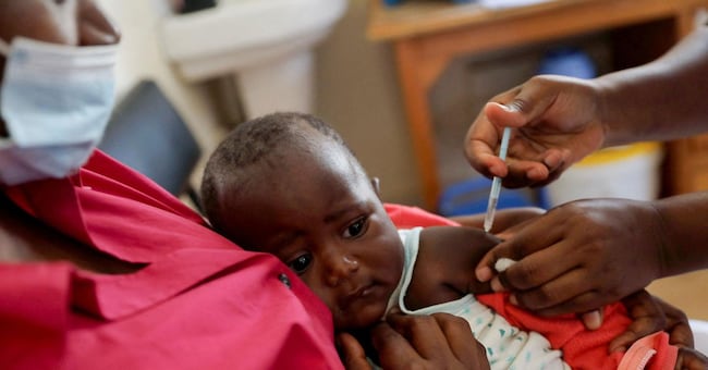 FILE PHOTO: A nurse administers the malaria vaccine to an infant at the Lumumba Sub-County hospital in Kisumu, Kenya, July 1, 2022. REUTERS/Baz Ratner/File Photo