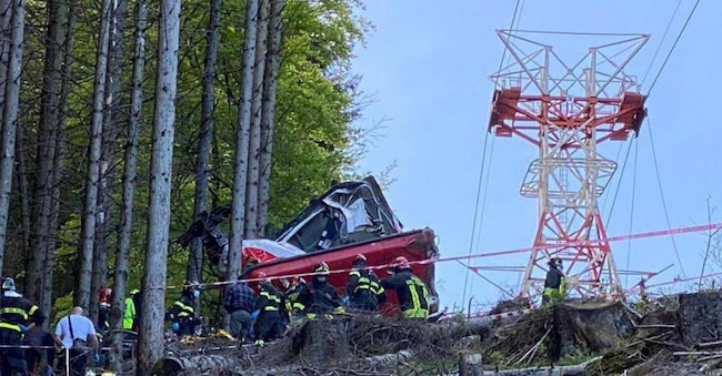 Nella foto il punto dell'impatto a terra della  cabina della funivia Stresa - Mottarone con i soccorsi dei vigili del fuoco, il 23 maggio 2021