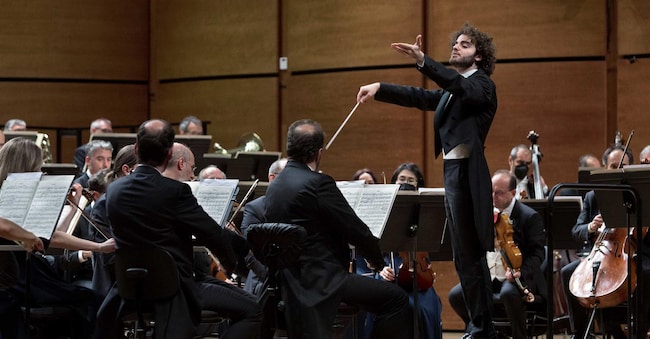 Emmanuel Tjeknavorian dirige l’Orchestra Sinfonica di Milano