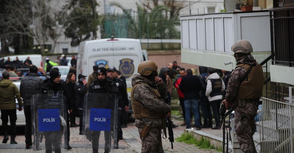 戦争の最新ニュース。 イスタンブールのイタリア教会が武力攻撃され、１人が死亡。 モサド長官、パリで人質協定について協議