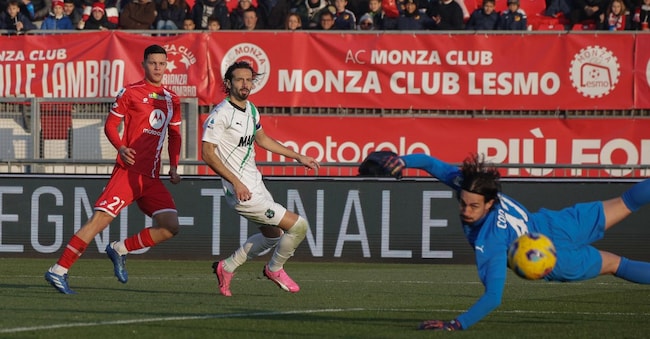 Una fase di gioco della partita di calcio di Serie A Monza-Sassuolo. ANSA / ROBERTO BREGANI