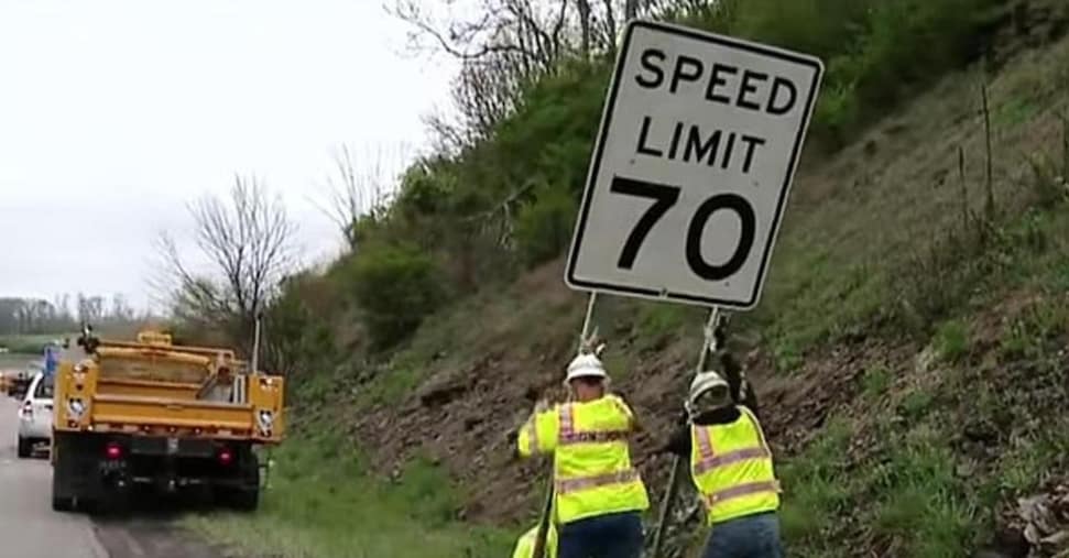 カリフォルニア州法案: 車両の最高速度を時速 80 マイル (時速 128 km) に電子的に制限