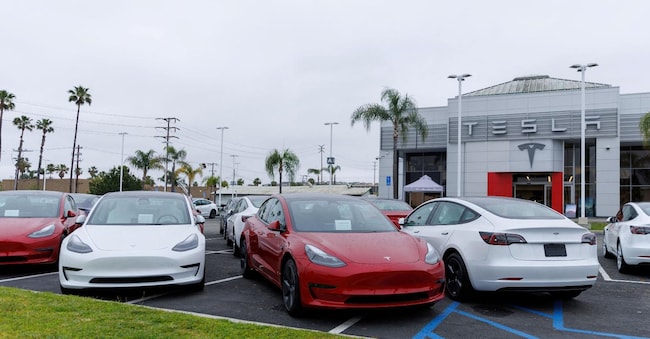 Tesla in vendita a Long Beach, California.