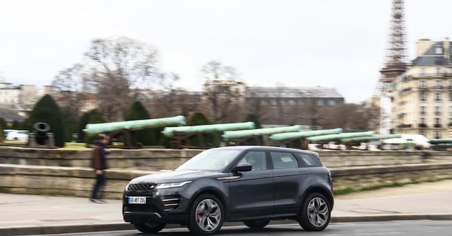 eUn Suv a Parigi con la Tour Eiffel sullo sfondo. EPA/MOHAMMED BADRA