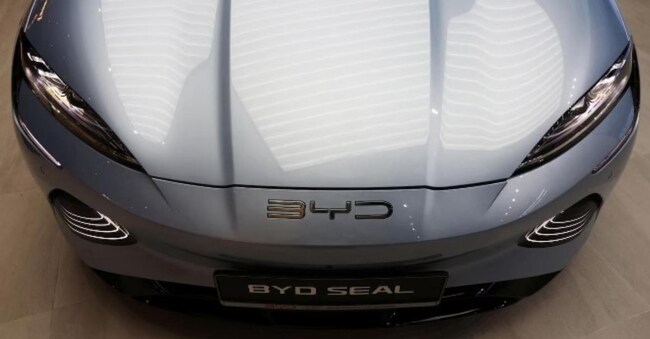 Il muso della BYD Seal, uno dei modelli di punta della casa cinese