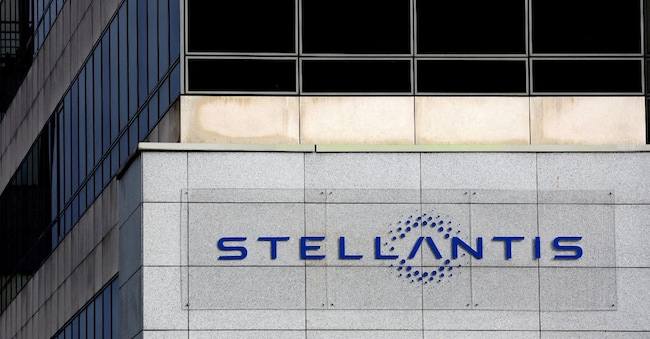 FILE PHOTO: FILE PHOTO: Stellantis logo is seen on the company's headquarters in Poissy near Paris, France, February 20, 2022. REUTERS/Gonzalo Fuentes/File Photo/File Photo/File Photo
