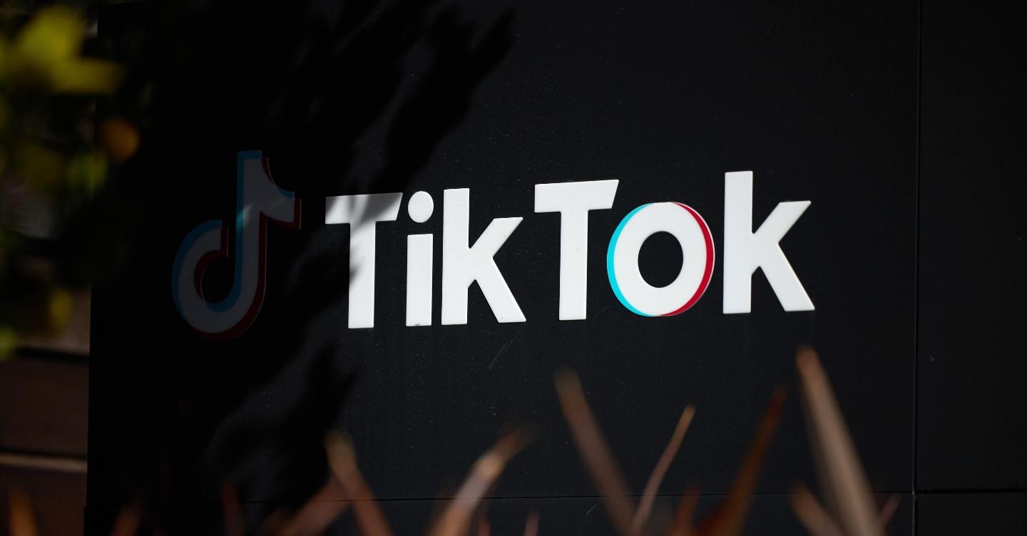 New York fa causa ai social: TikTok, Facebook e YouTube creano dipendenza nei giovani 