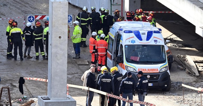 Un crollo si è verificato stamani in un cantiere a Firenze, in via Mariti, alla periferia della città dove è in corso la costruzione di un supermercato: avrebbe ceduto un muro di contenimento. Verifiche in corso per capire quanti operai possono essere rimasti coinvolti. Sul posto vigili del fuoco e polizia. Firenze, 16 Febbraio 2024 ANSA/CLAUDIO GIOVANNINI