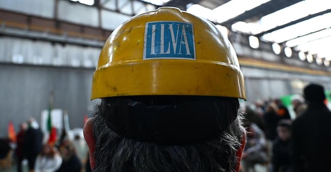 Caschetto di protezione marchiato Ilva, nella fabbrica ex Ilva a Genova Cornigliano. ANSA/LUCA ZENNARO