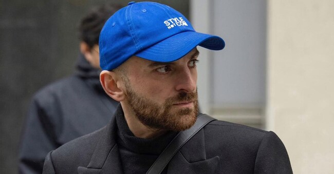 Beka Gvishiani all’uscita di una sfilata. Trentaquattro anni, georgiano, vive a Parigi. Nel 2021 ha aperto l’account Stylenotcom, con cui racconta in modo ironico la moda. ©Adam Katz