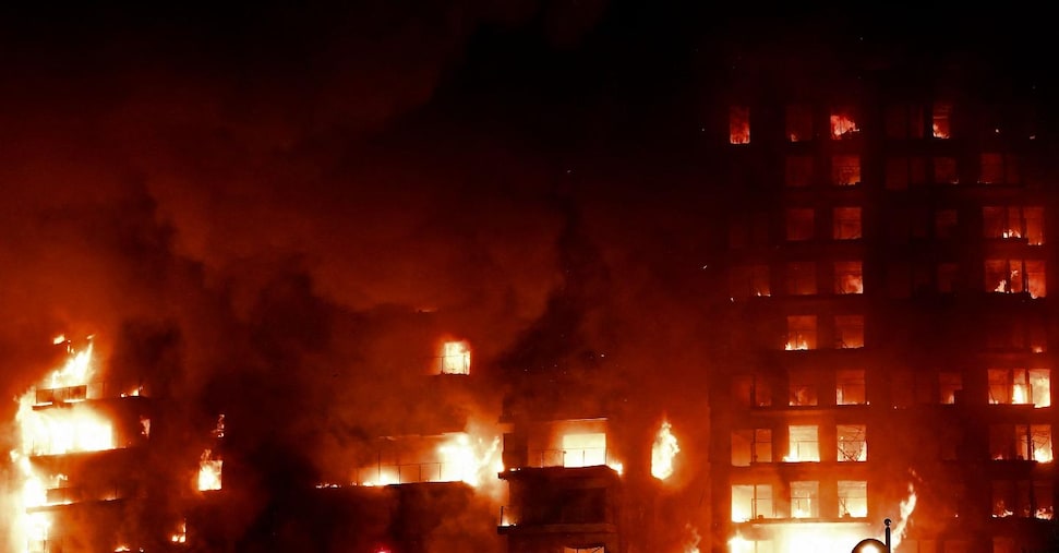 Condominio in fiamme a Valencia, bilancio sale a 10 morti. Almeno altri 15 dispersi