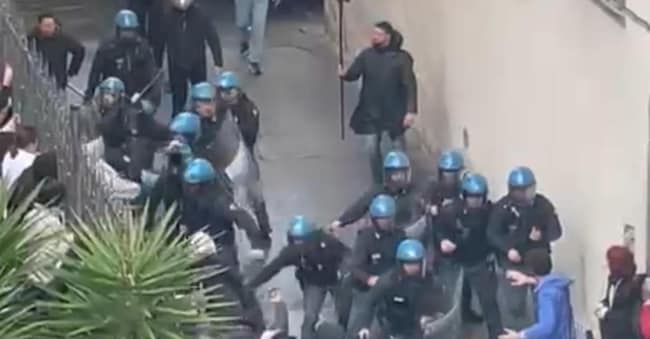 Cariche della polizia in mattinata nel centro di Pisa durante il corteo studentesco che voleva raggiungere piazza dei Cavalieri. I poliziotti schierati a protezione di uno degli accessi alla piazza hanno caricato gli studenti che stavo cercando di oltrepassare lo sbarramento, 22 Febbraio 2024. ANSA
