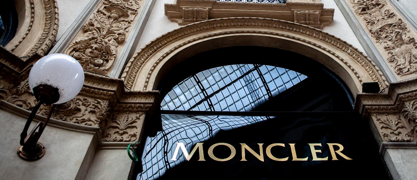 Moncler scivola con riassetto Double R per famiglia Rivetti mani