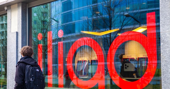 ILIAD OPERATORE DI TELEFONIA MOBILE VIRTUALE NEGOZIO STORE LOGO