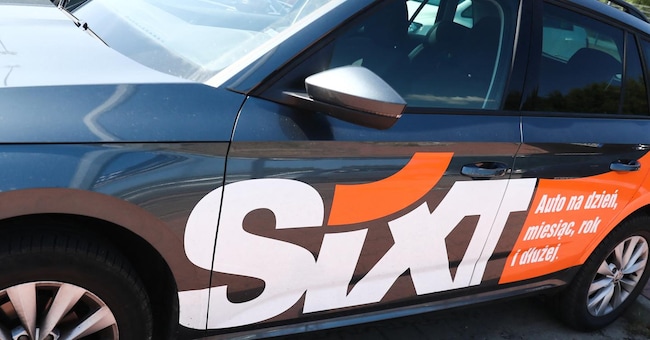 Il logo di Sixt  su una vettura. (Photo by Jakub Porzycki/NurPhoto)