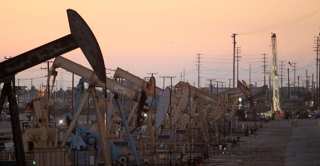 FILE PHOTO: Oil rig pumpjacks, also known as thirsty birds, extract crude from the Wilmington Field oil deposits area near Long Beach, California July 30, 2013.  REUTERS/David McNew//File Photo