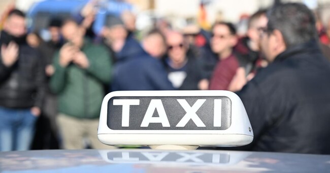 L'assemblea del sindacato USB Taxi in piazza Bocca della Verità a Roma, 23 gennaio 2024. ANSA/CLAUDIO PERI