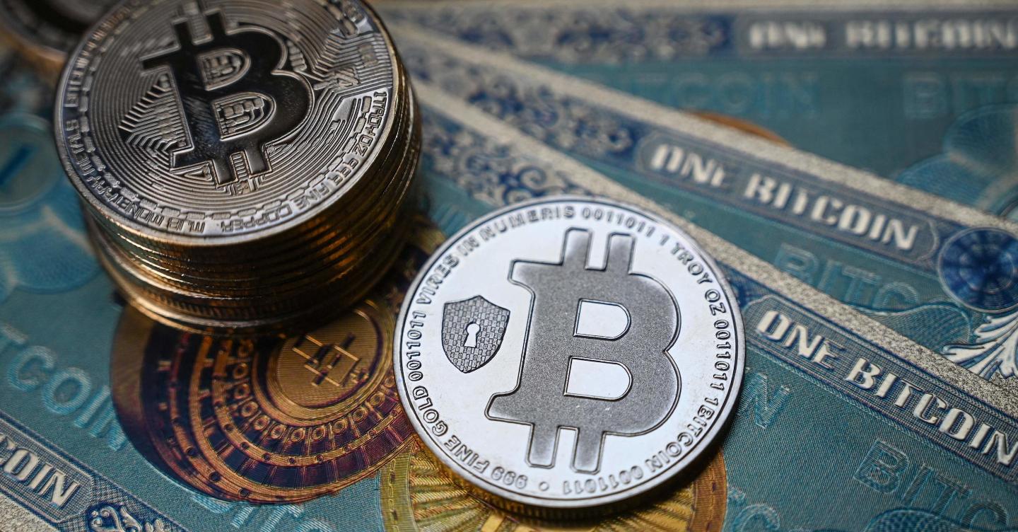 Bitcoin non si ferma più: vola oltre 71mila dollari. Ora vale 1.400 miliardi, più dell’argento