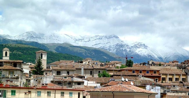 Una veduta della citta di L'Aquila sullo sfondo dei monti del Gran Sasso