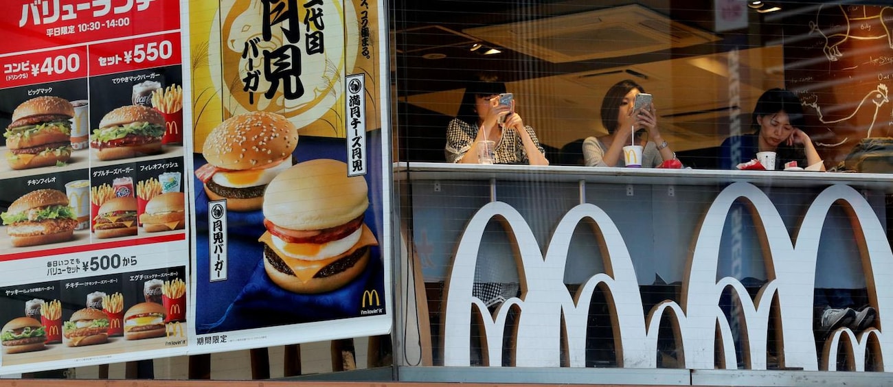 FILE PHOTO: Customers are seen at a McDonald's fast food restaurant in Tokyo, Japan, September 26, 2017. REUTERS/Kim Kyung-Hoon/File Photo