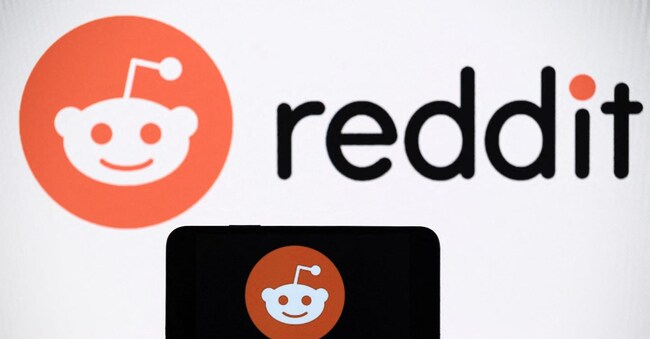 Il logo del social network Reddit visualizzato da un tablet e da uno smartphone (Photo by Lionel BONAVENTURE / AFP)
