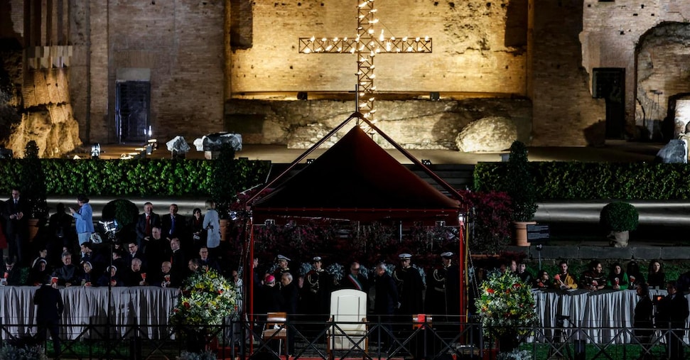 Pasqua: in 25mila alla Via Crucis al Colosseo senza il Papa