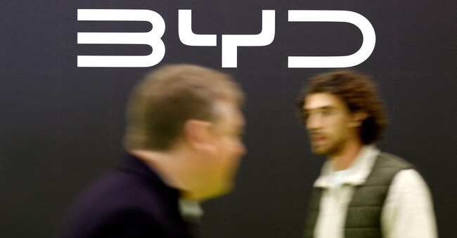 Il logo BYD alla Everything Electric Exhibition di fine marzo a Londra.  REUTERS/Peter Cziborra
