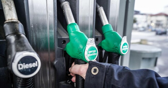 Il prezzo medio praticato della benzina in modalità self è 1,911 euro al litro