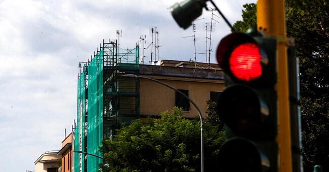 Un'impalcatura per i lavori di ristrutturazione di un condominio a Roma