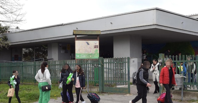 Uscita degli alunni della scuola primaria dell�Istituto Comprensivo Iqbal Masih che rimarrà chiusa il 10 aprile per la festa di fine Ramadan vista l�elevata presenza di ragazzi di fede islamica a Pioltello. 18 Marzo 2024. ANSA/ANDREA CANALI