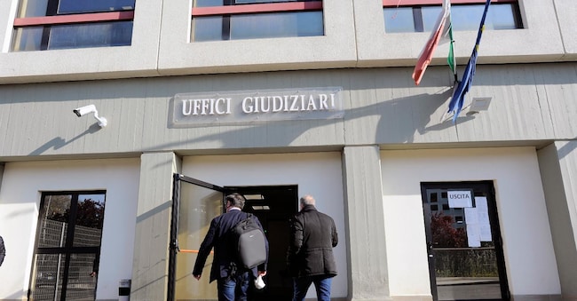 UFFICI GIUDIZIARI PALAZZO DEL TRIBUNALE PENALE DI BARI SEDE PROCURA DELLA REPUBBLICA VIA DIOGUARDI INGRESSO AVVOCATI
