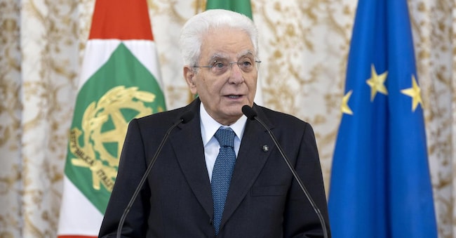 Il presidente Sergio Mattarella rivolge un saluto duranrte l'incontro con una rappresentanza della Polizia di Stato
