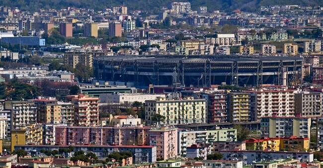 Una veduta del quartiere Fuorigrotta a Napoli con una alta concentrazione di immobili, 13 aprile 2022. ANSA / CIRO FUSCO