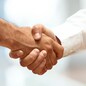 Closeup of a business handshake --- 27/11/2019 - ILSOLE24ORE - FOCUS-NT - 2 (mediazione)
