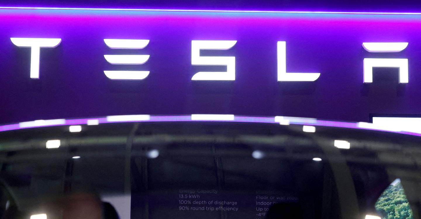 Tesla, drastico piano di taglio dei costi: via fino a 14mila dipendenti. Lasciano due top executive