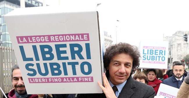 Il tesoriere dell'associazione Luca Coscioni, Marco Cappato, davanti al Consiglio regionale della Lombardia dove sono state depositate le 8181 firme raccolte per portare in Aula la proposta di legge sul fine vita, già bocciata in Veneto, per regolamentare l'aiuto medico alla morte volontaria, Milano, 15 Gennaio 2024.    ANSA / MATTEO BAZZI
