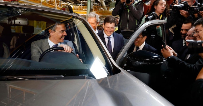 Il primo ministro spagnolo, Pedro Sanchez, a bordo di una Chery Omoda 5 dopo la firma dell’accordo tra il gruppo automobilistico cinese e la spagnola Ebro-EV Motors. EPA/Quique Garcia