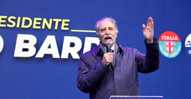 Il candidato governatore, l'uscente Vito Bardi, durante il comizio finale della campagna elettorale del centrodestra per le Regionali in Basilicata, 19 aprile 2024. ANSA/ FRANCESCO CUTRO