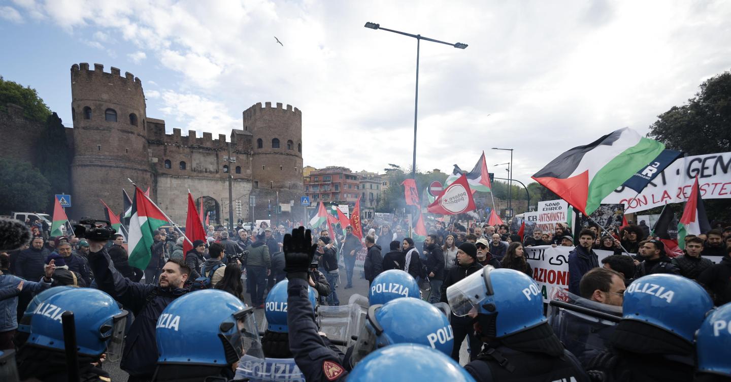 25 aprile, tensione a Roma tra ebrei e pro Palestina. Meloni: «Con fine fascismo poste le basi per la democrazia»