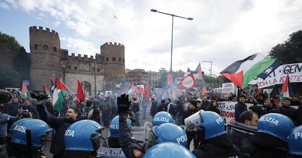 25 aprile, a Roma tensioni tra manifestanti pro Palestina e Brigata ebraica. Mattarella depone una corona al Milite ignoto