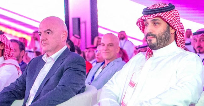 Questa immagine fornita dall’agenzia di stampa saudita (SPA) mostra il principe ereditario saudita Mohammed bin Salman (a destra) e il presidente della FIFA Gianni Infantino (a sinistra). (Photo by SPA / AFP)
