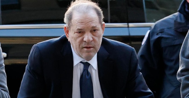 epa08234674  Harvey Weinstein arrives to New York State Supreme Court as the jury is set to deliberate for a fourth day in his sexual assault trial in New York, New York, USA, 21 February 2020.The case against Weinstein is based on sexual assault and rape allegations of two separate women, and Weinstein could face life in prison if convicted.  EPA/JASON SZENES